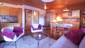 Departamento básico, varias camas | Sala de estar