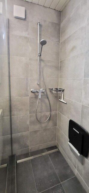 Basic-Apartment, Mehrere Betten | Badezimmer | Dusche, Haartrockner, Handtücher, Seife