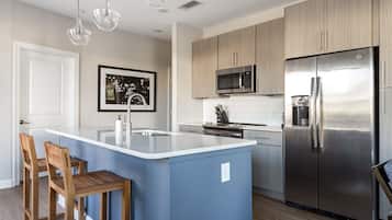 Apartemen Khas, 1 kamar tidur, Bebas Asap Rokok (Self Check-in with Virtual Front Desk) | Dapur pribadi | Lemari es besar, microwave, oven, dan kompor