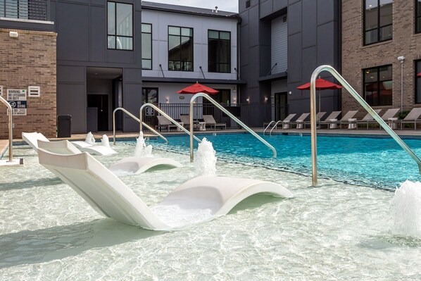 Hồ bơi ngoài trời, dù/ô trên bãi biển/hồ bơi, ghế dài tắm nắng