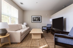 Estudio básico, para no fumadores, acceso a la alberca (Self Check-in with Virtual Front Desk) | Decoración personalizada y muebles diferentes 