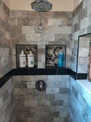 Shower, hair dryer, towels, soap - "Mermaid House" in Downtown Mt. Dora!! Pet Friendly (Mount Dora)