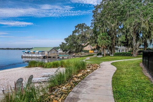 "Mermaid House" in Downtown Mt. Dora!! Pet Friendly