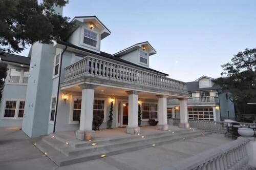 West Wing of Exquisite Mountain Estate with Pool [West Wing]