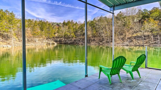 Um espaço ao ar livre coberto com vista para um lago e árvores.