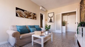 Ein Wohnzimmer mit Sofa, Couchtisch und Bildern an den Wänden.