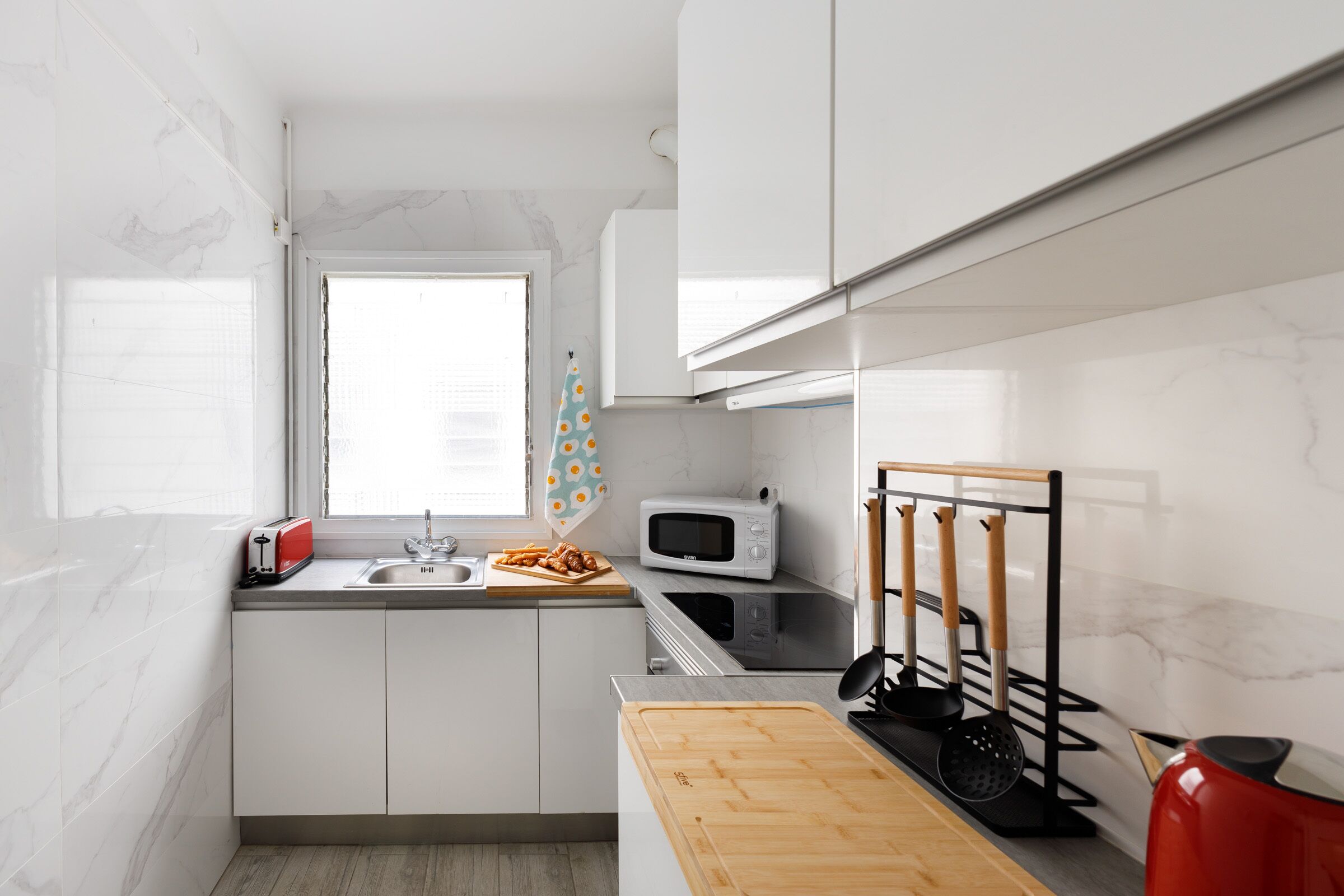 Een koelkast, een magnetron, een oven, een koffiezetapparaat/waterkoker