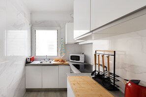 Réfrigérateur, micro-ondes, four, cafetière/bouilloire