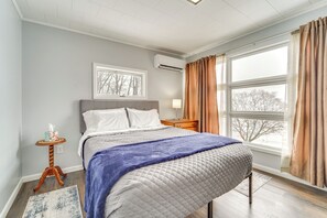 4 bedrooms, iron/ironing board, travel crib, internet