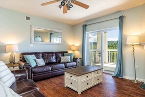 TV, caminetto, studio