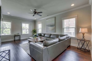 Una televisión, una oficina