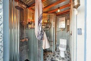 Baignoire à jets, sèche-cheveux, serviettes fournies, savon