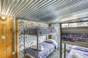 6 bedrooms, travel cot, Internet, bed sheets - Massive Cabin w/ Game Room, 1 Mi to Bear Lake (Garden City)