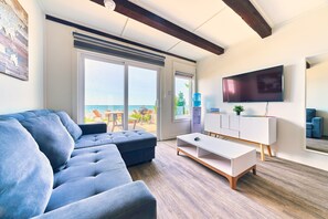 Smart TV, books - Suite 213: Beautiful 3-Bedroom Beachfront Townhouse (Wainfleet)