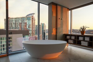 Quarto solteiro, 1 quarto, sacada, vista para a cidade | Banheiro | Produtos de toalete grátis, secador de cabelo, roupões de banho 