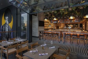 2 restaurants, breakfast, lunch, dinner served; American cuisine - W Nashville (Nashville)