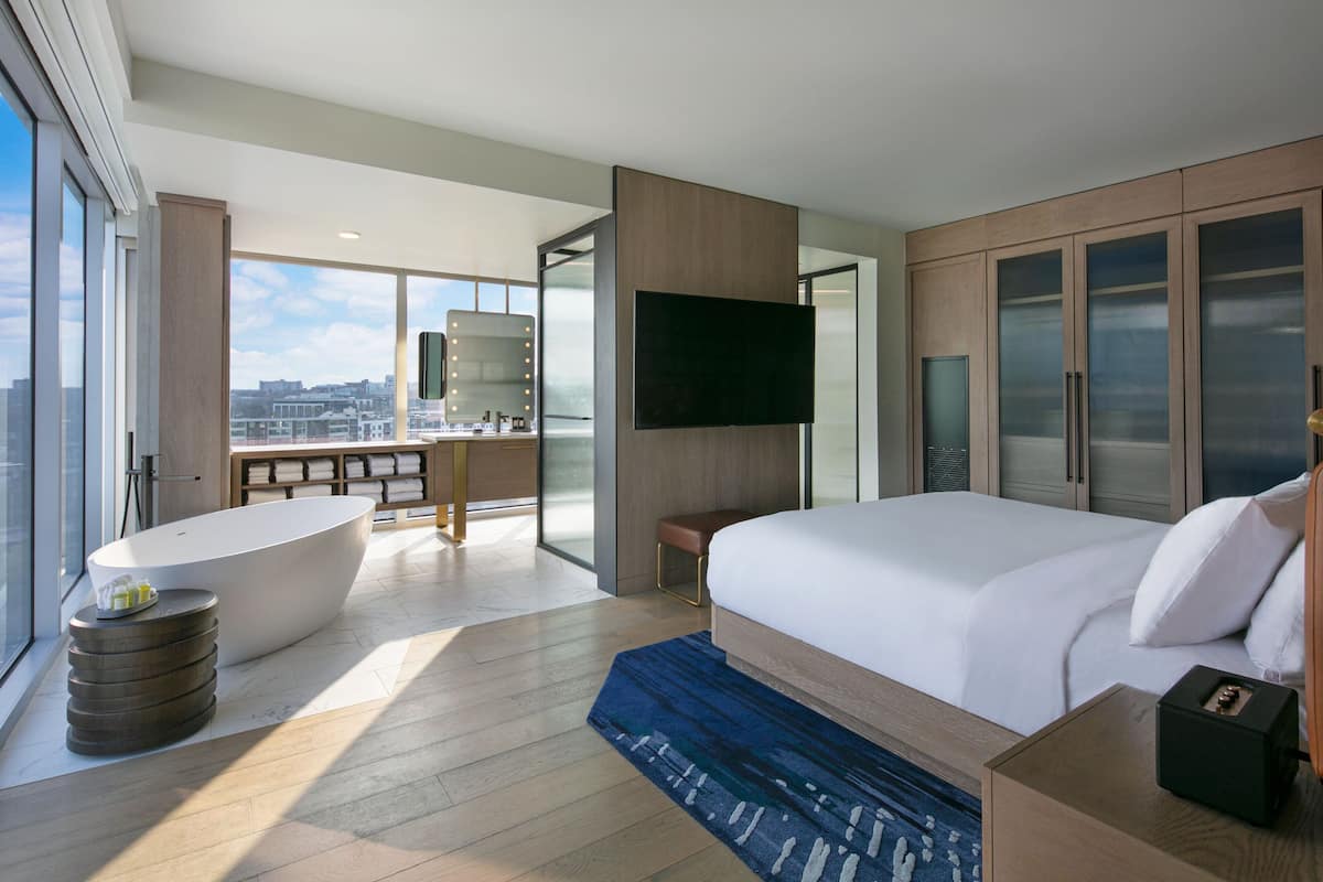 1 bedroom, premium bedding, down duvets, minibar