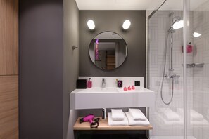 Shower, hair dryer, soap, shampoo - Moxy Sion (Sion)