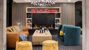 Una sala de estar moderna con chimenea, un sofá, una mesa de centro y un televisor.