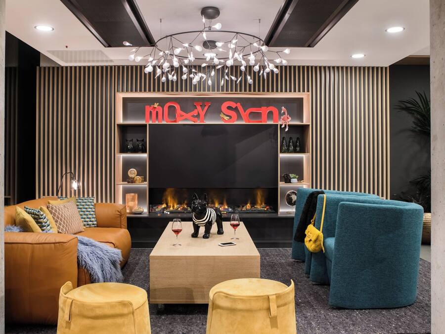 Una sala de estar moderna con chimenea, un sofá, una mesa de centro y un televisor.