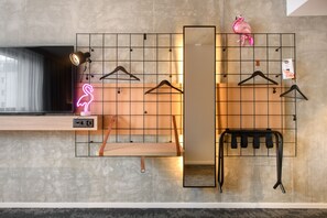 Desk, blackout drapes, free cribs/infant beds, free WiFi - Moxy Sion (Sion)