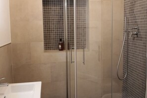 Shower, hair dryer, bidet, towels - Foscolo 27 apartment 100 m far from the beach (viareggio)