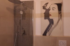 Dusche, Haartrockner, Bidet, Handtücher