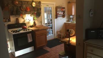 冷蔵庫、電子レンジ、オーブン、コンロ