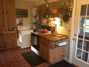 Fridge, microwave, oven, stovetop - Ideal spot minutes from Kickapoo Valley Reserve, Wildcat StatePark & fly fishing (La Farge)