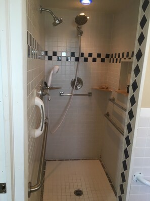 Shower, eco-friendly toiletries, hair dryer, bidet - Ideal spot minutes from Kickapoo Valley Reserve, Wildcat StatePark & fly fishing (La Farge)