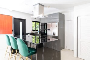 Fridge, microwave, oven, stovetop - Wonderful Home in Wynwood (Miami)