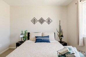2 bedrooms, iron/ironing board, free WiFi, bed sheets - The Desert Peacock, Hot Tub, Central AC & VIEWS (Yucca Valley)