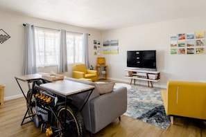 Smart TV, Netflix, books, smart speakers - The Desert Peacock, Hot Tub, Central AC & VIEWS (Yucca Valley)