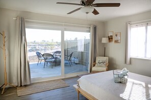 2 bedrooms, iron/ironing board, free WiFi, bed sheets - The Desert Peacock, Hot Tub, Central AC & VIEWS (Yucca Valley)