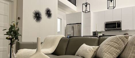 Smart-tv, een open haard en boeken