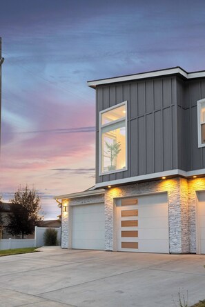 Exterior - Coeur d'Alene Townhome Modern New Downtown Shops Beach (CDA)
