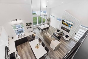 Smart TV, fireplace, books - Coeur d'Alene Townhome Modern New Downtown Shops Beach (CDA)