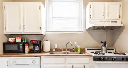 Comfy 2BR Apartment Steps From Forest Park, Wash U
