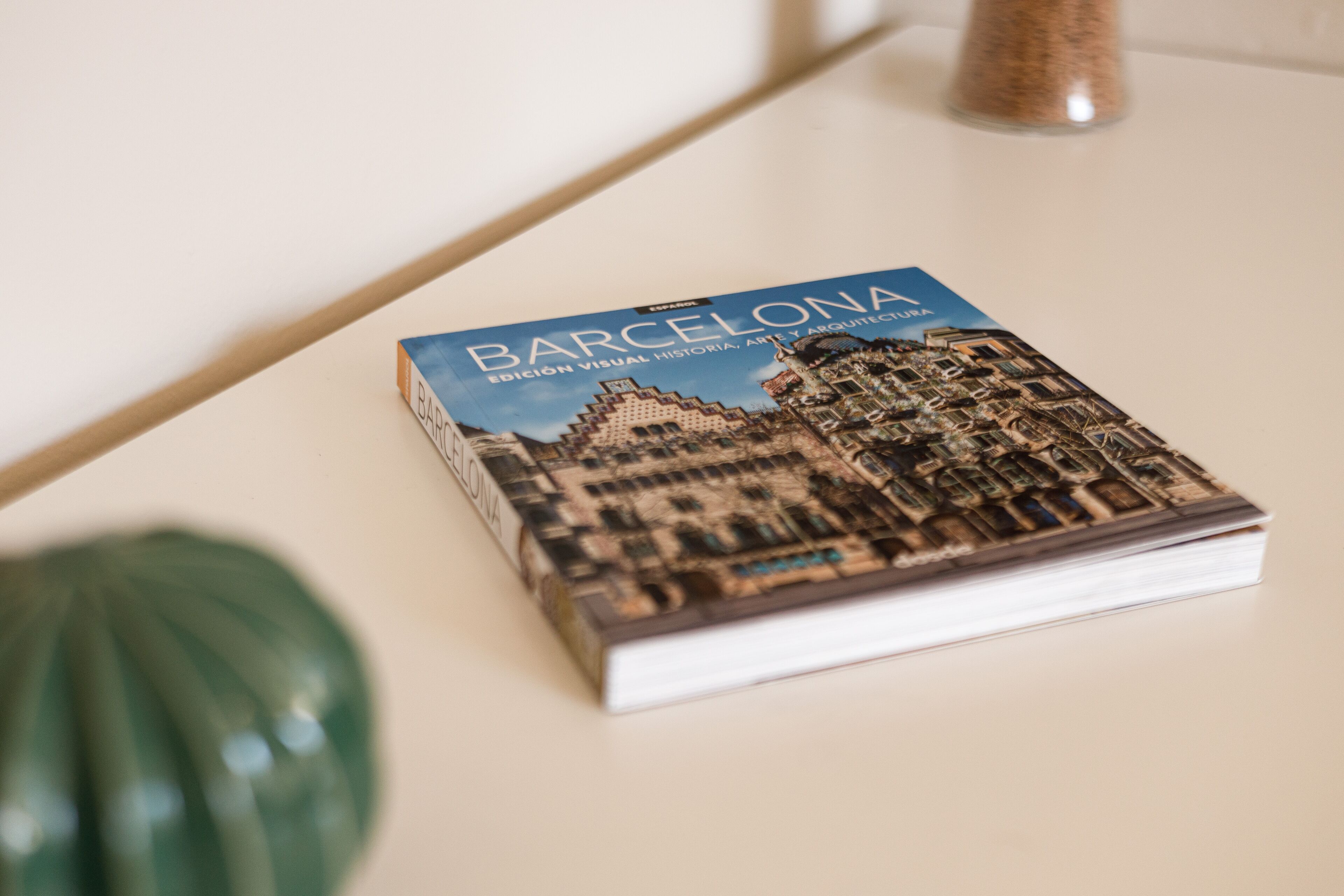 Un livre intitulé « Barcelone » posé sur une surface blanche.