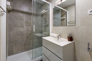 Dusche, Haartrockner, Handtücher, Toilettenpapier