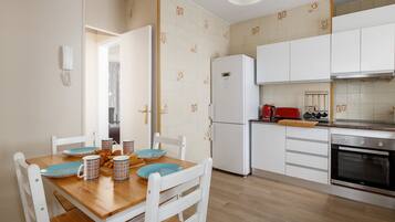 Een koelkast, een microgolfoven, een oven