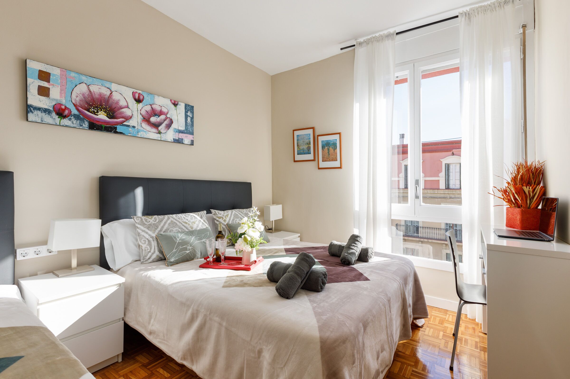 3 slaapkamers, een strijkplank/strijkijzer, reisbedje, gratis wifi