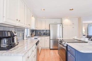 雪櫃、微波爐、焗爐、爐具