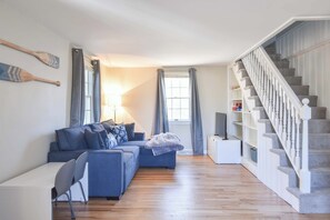 Télévision, cheminée, espaces bureaux