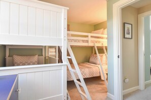 3 chambres, fer et planche à repasser, Wi-Fi, draps fournis