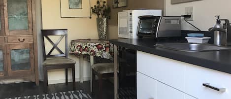 Frigorífico, microondas, placa de cocina y cafetera o tetera