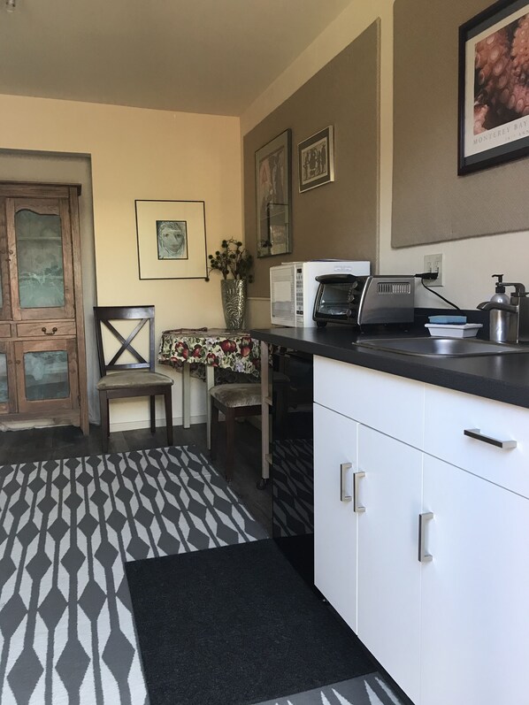 Fridge, microwave, stovetop, coffee/tea maker