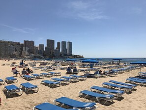 Na praia, espreguiçadeiras 