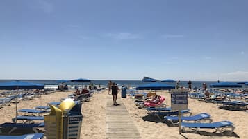 Na praia, espreguiçadeiras