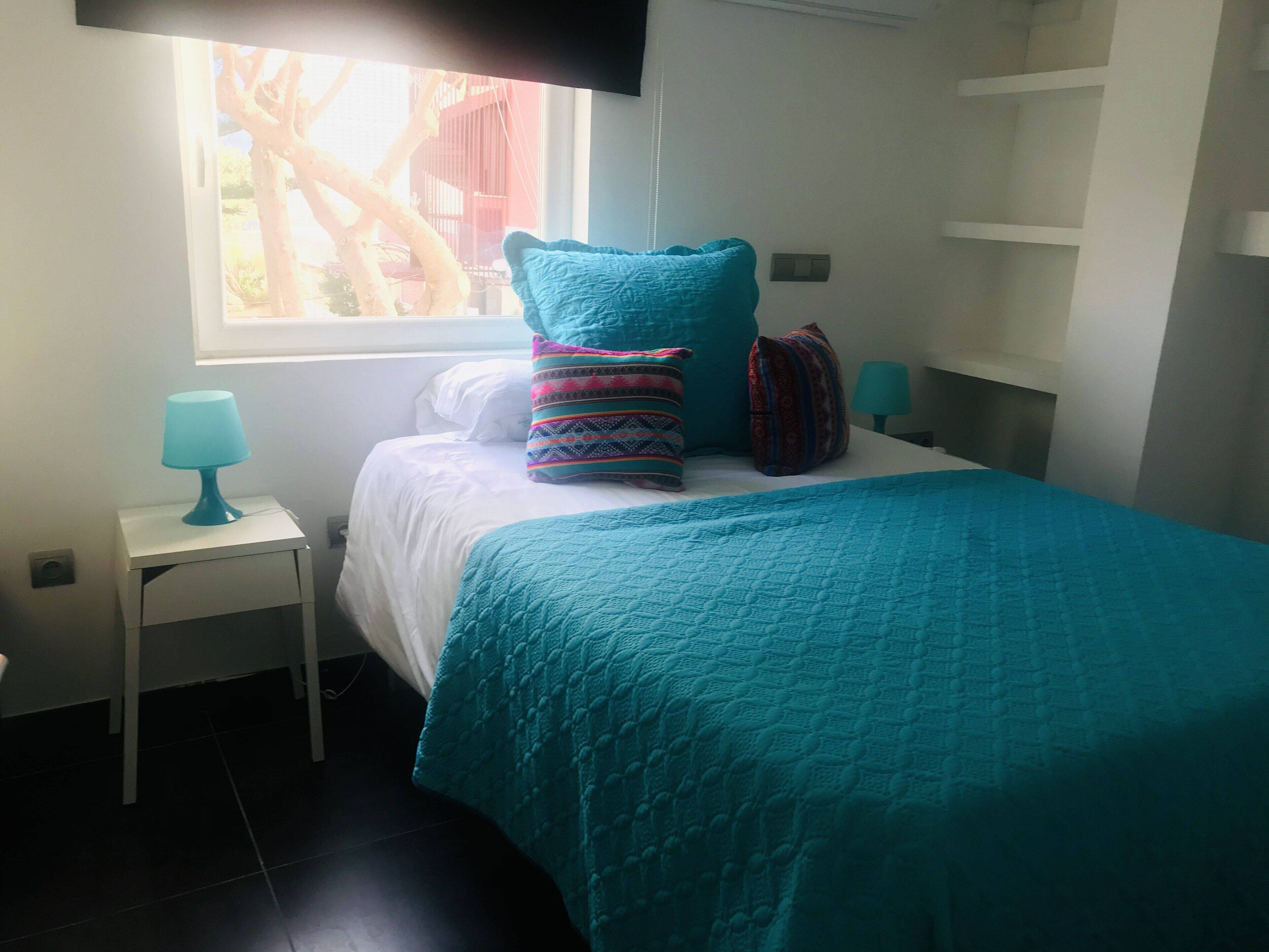 2 slaapkamers, een bureau, een strijkplank/strijkijzer, reisbedje